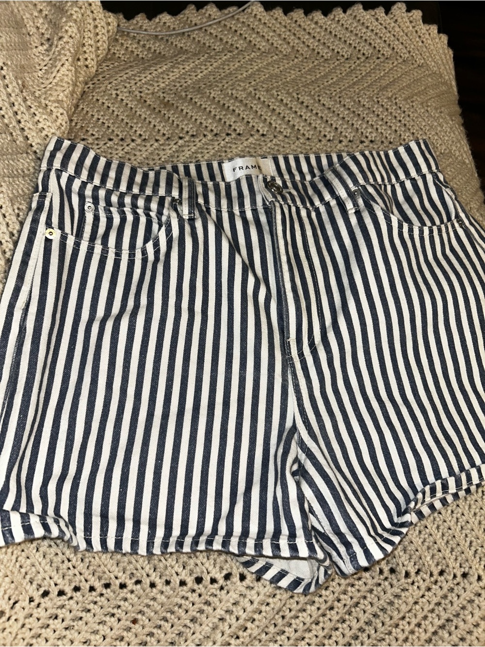 FRAME The Vintage Relaxed Denim Shorts - Picture 2 of 6